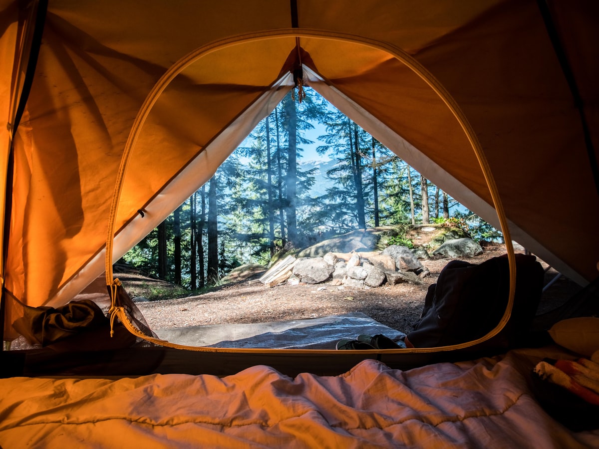 Camping en forêt, emplacement avec borne de recharge