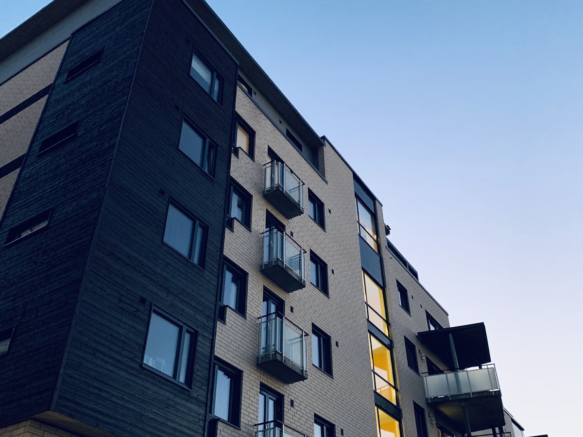 Immeuble résidentiel moderne avec parking